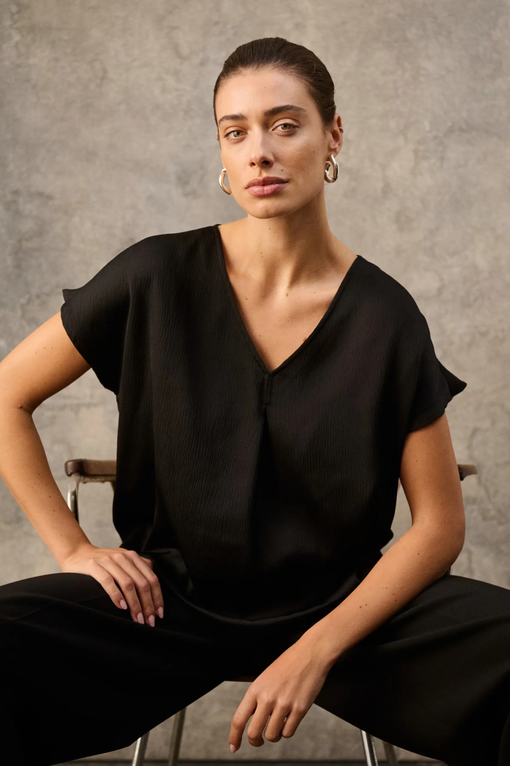 SOAKED IN LUXURY | Chemise manche courte "Ioana Marija" - Noire – Image 3