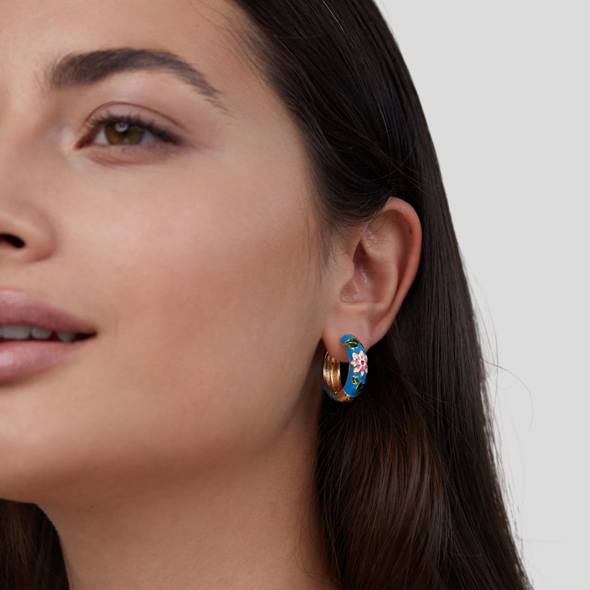Boucles d'oreilles en cercle doré avec fleur – Image 6