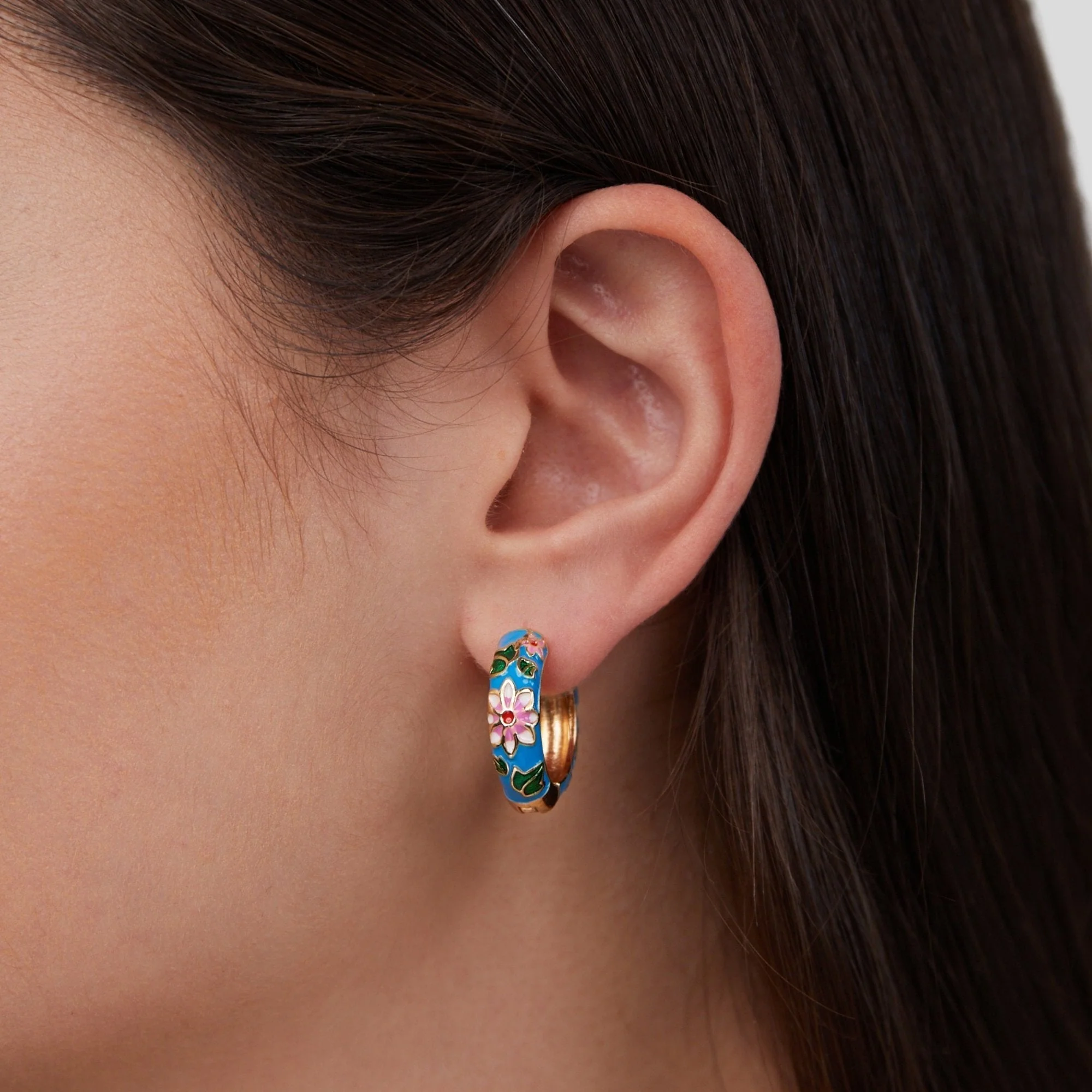Boucles d'oreilles en cercle doré avec fleur – Image 3