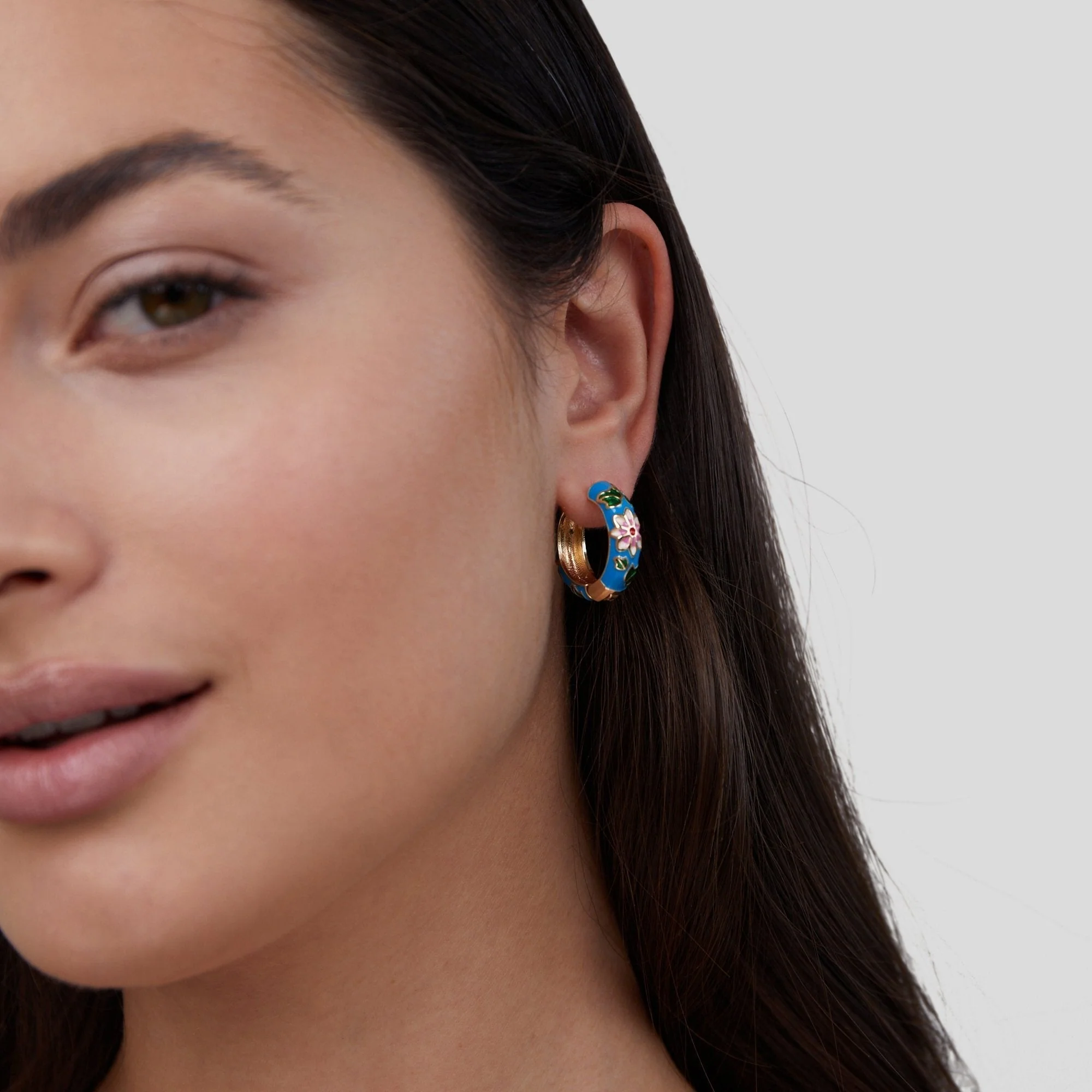 Boucles d'oreilles en cercle doré avec fleur – Image 7