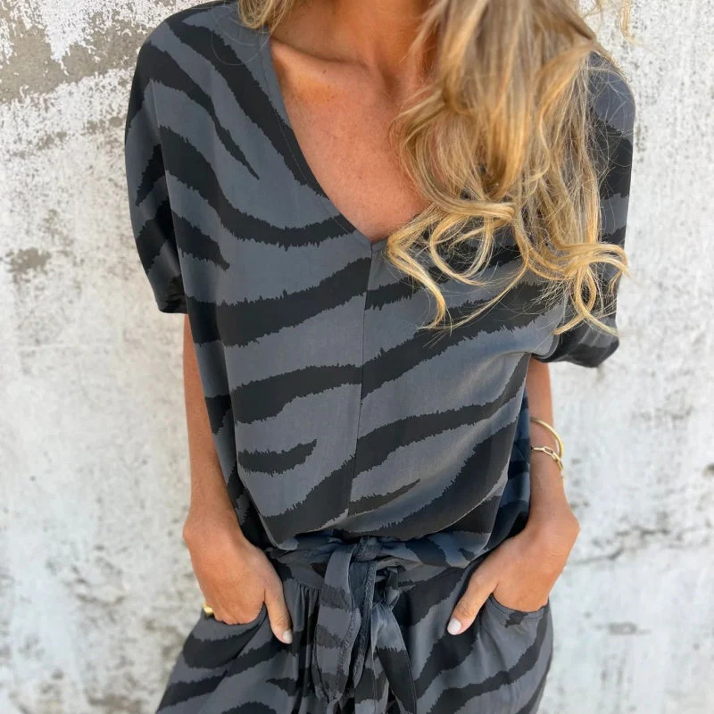 Alina - Ensemble top et pantalon à col en V imprimé zèbre – Image 6